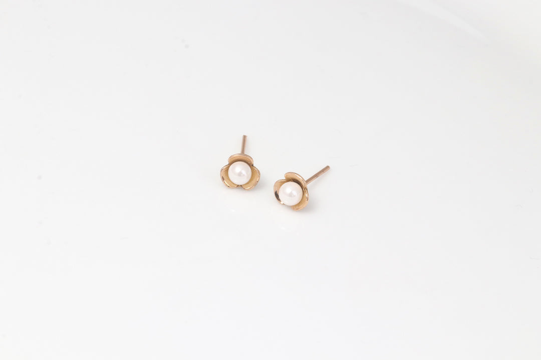 FLOWER AND PEARL EARRINGS | 18K GOLD EARRINGS | VALENTINE GIFT | ANNIVERSARY GIFT | MINIMALIST JEWELLERY