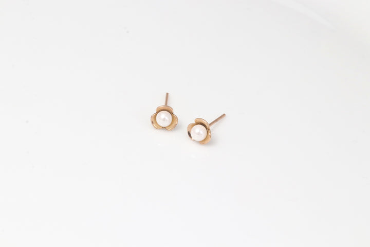 FLOWER AND PEARL EARRINGS | 18K GOLD EARRINGS | VALENTINE GIFT | ANNIVERSARY GIFT | MINIMALIST JEWELLERY